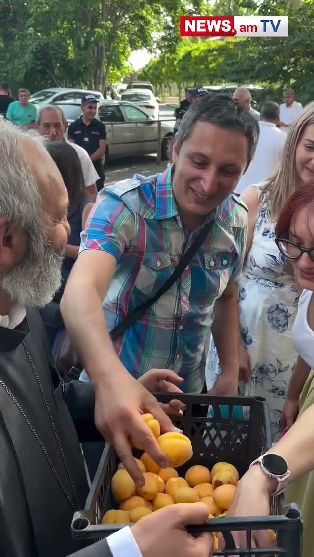 Բագրատ Սրբազանն իր այգու ծիրանն է բերել դատարան՝ հյուրասիրելու իր աջակիցներին