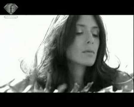 fashiontv | FTV.com - MUSIC IN THE HAIR