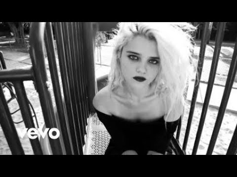 Sky Ferreira - Everything Is Embarrassing (Official Video)