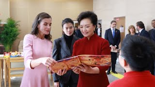 Peng Liyuan y reina Letizia visitan un centro de servicios para personas con discapacidad en Beijing