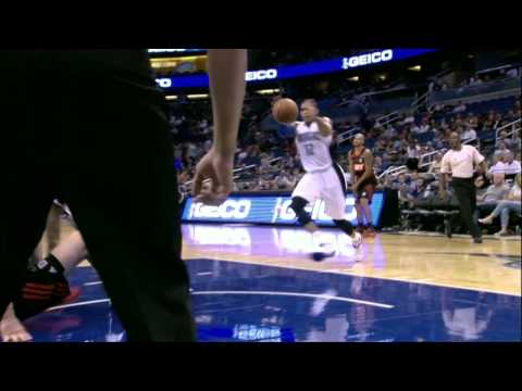 Elfrid Payton Throws Bounce Pass to Tobias While Sitting