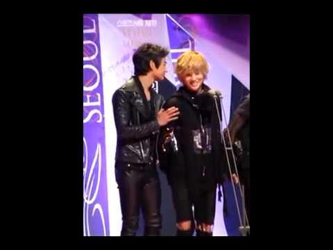 110120 2Min focus receiving awards (Taemin just for Minho) LOL @ SMA
