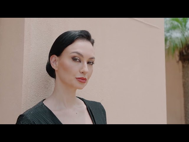 فستان شك كامل بأكمام طويله مع حبات من اللولو