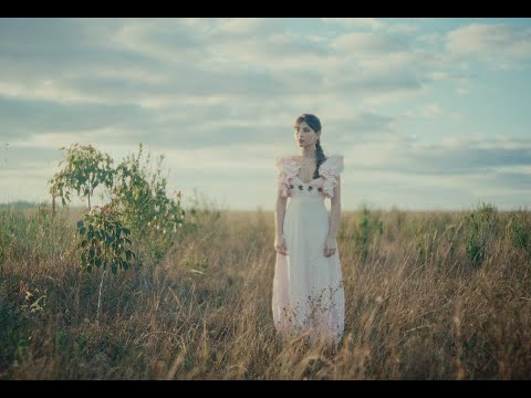 Andrea Bejar - Quien Tengo Que Ser (Official Music Video)