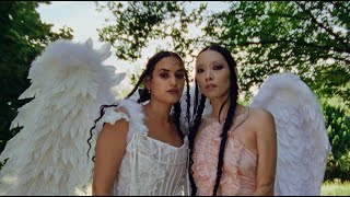 Musik-Video-Miniaturansicht zu Kiss Me Songtext von Empress Of feat. Rina Sawayama