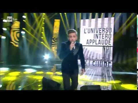 Alessio Bernabei si scontra con la telecamera durante la finale di Sanremo