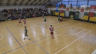 "Lucha de Floorball en la Bundesliga: reportaje de televisión de UHC Sparkasse Weißenfels contra DJK Holzbüttgen" Este reportaje de televisión muestra cómo UHC Sparkasse Weißenfels venció a DJK Holzbüttgen en la Bundesliga. Martin Brückner de UHC Sparkasse Weißenfels explica la importancia de la cohesión y la comunicación para el éxito de su equipo.
