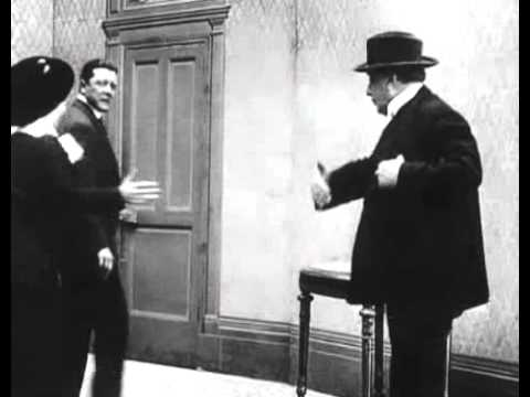 Απόσπασμα από την ταινία του 1915 Οι δικοί μας άνθρωποι [Ceux de chez nous] του [[#Sacha Guitry [Σασά Γκιτρύ]#]],  όπου εμφανίζεται ο [[#André Antoine [Αντρέ Αντουάν]#]] να μιλά και να διδάσκει τους ηθοποιούς του.