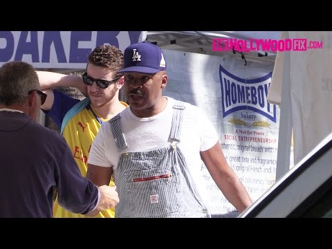 David Alan Grier Goes Shopping At The Studio City Farmers Market 5.22.16 - TheHollywoodFix.com