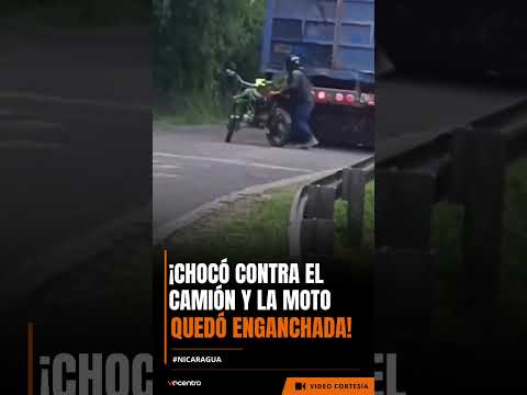 Un motociclista se llevó tremendo susto tras impactar contra la parte trasera de un camión