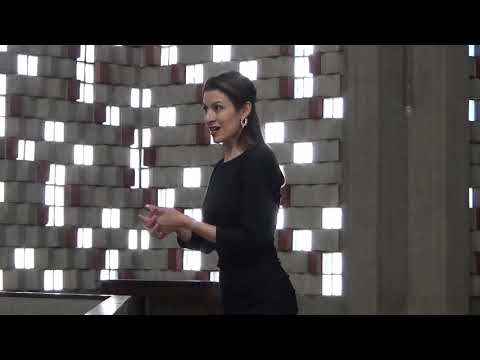 Chen Reiss sings Bach / Gounod's "Ave Maria"