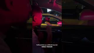 Allame arabada "Oyunun Kralı" Defkhan verse'ünü dinliyor.