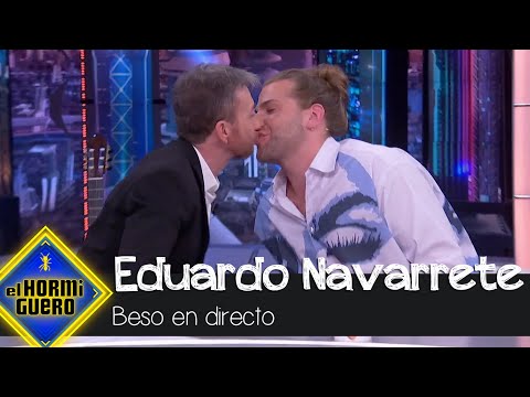 El beso fugaz de Eduardo Navarrete y Pablo Motos: "¿A qué dan ganas de besarlos?" - El Hormiguero