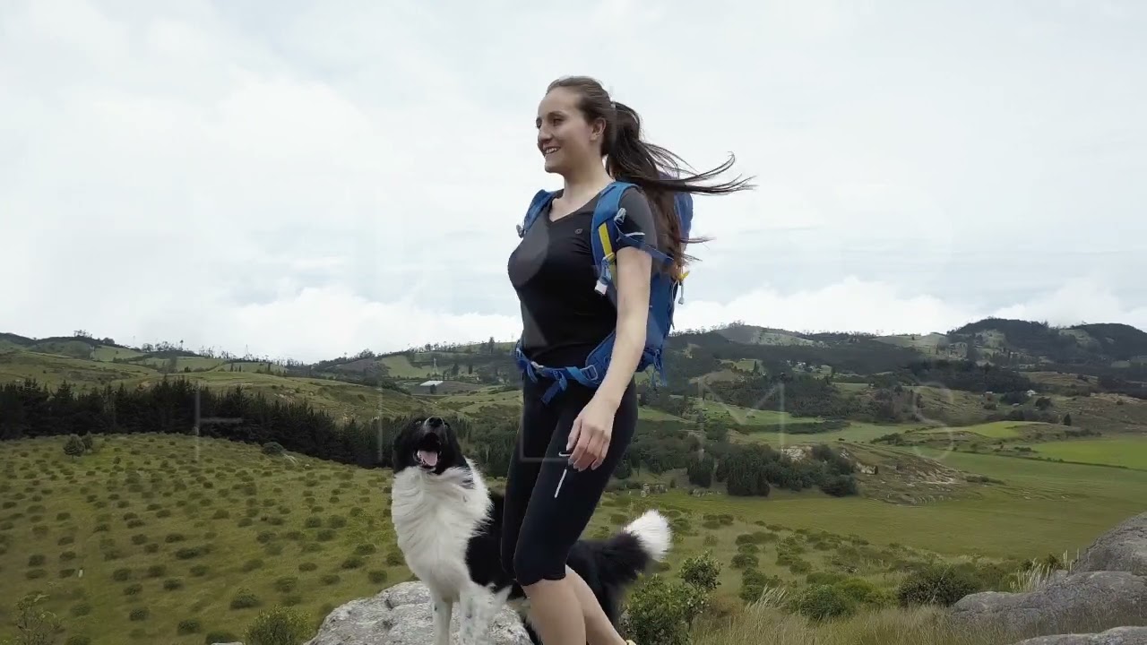 Mujer haciendo senderismo en montaña