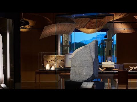 شاهد مصريون يطالبون المتحف البريطاني بإعادة حجر رشيد إلى بلادهم