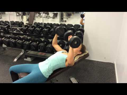 LUTANDE BÄNKPRESS MED HANTLAR