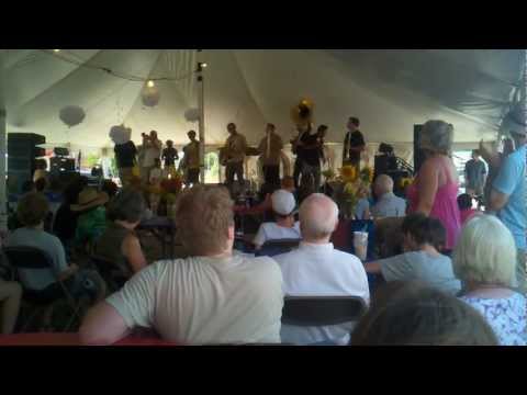 Mama Digdown's Brass Band - Keep That Body Shaking (La Fete de Marquette)