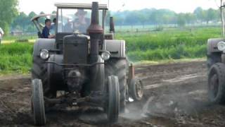 preview picture of video 'Alte Traktoren bei der Arbeit'