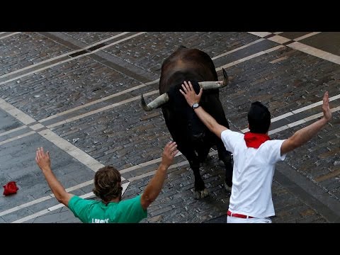 San Fermín 2016. Segundo encierro: un toro de Cebada Gago da la vuelta y desata el pánico