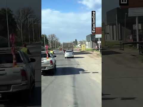 Camioneros festejan la repavimentación de la Ruta 11 en Puerto General San Martín #Shorts
