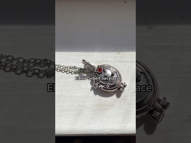 Vídeo relacionado con YouU The Vampire Diar.s - Juego de joyas de cristal de zafiro Daywalking Katherine, collares y colgante de Elena Gilbert para fans de cosplay, joyería de disfraz, incluye pegatinas, total 21 piezas