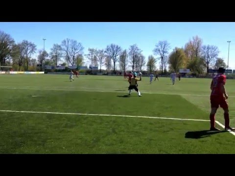 Zouaven - Foresters: Chris Grooteman wil de keeper omspelen, maar zo moet het dus niet.