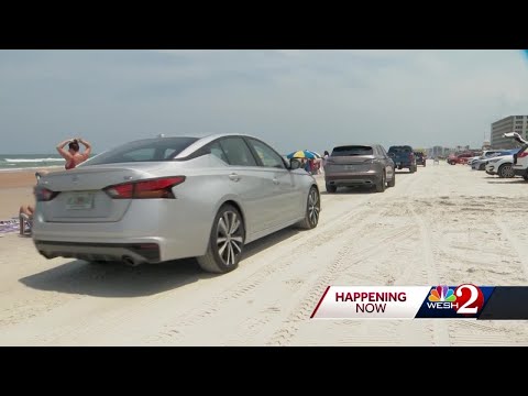 Daytona Beach visitors head toward ocean amid temperature increase