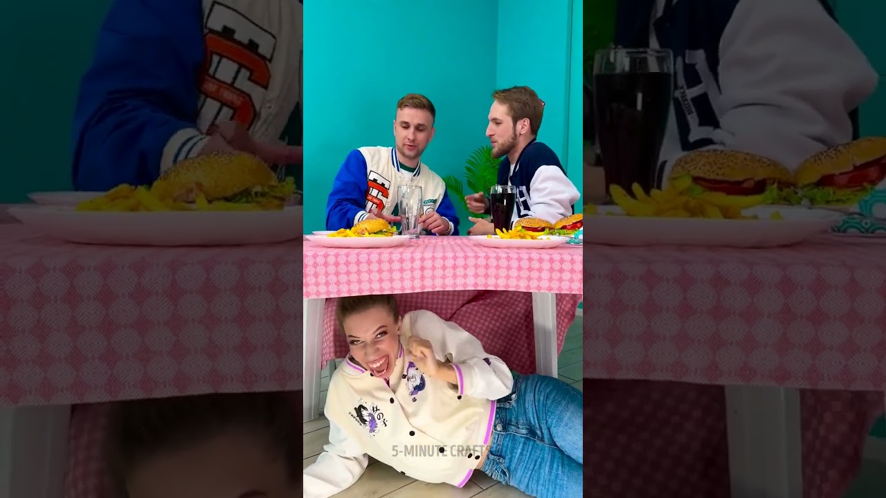 إخفاء الطعام سرًا تحت الطاولة للتناول لاحقًا 😏🍽️