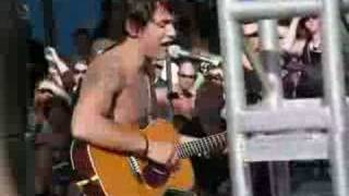 John Mayer messes up playing Sucker (LIDO DECK 2008)
