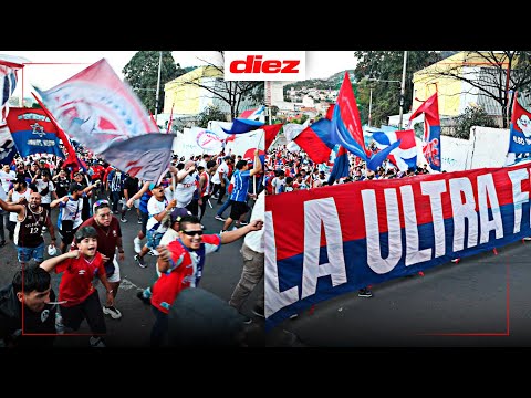 "La épica llegada de la Ultra Fiel al primer partido de Liga Nacional en el Clausura 2026" Barra: La Ultra Fiel &bull; Club: Club Deportivo Olimpia