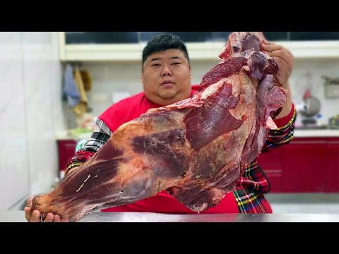 bought half a cow for 3000 rmb, fat brother roasted the leg and shared it with his family !
