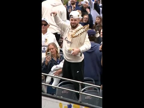 Fans cheer Milwaukee Brewers at World Series victory parade