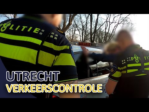 Politie | Dienst op de motor tijdens een controle | Gesignaleerde aangehouden | Utrecht Zuid