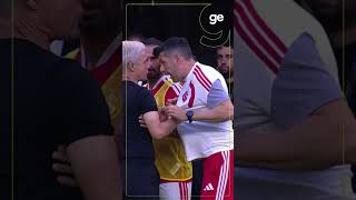 TÉCNICOS DE INTER E GRÊMIO SE ESTRANHAM E RECEBEM AMARELO | #shorts | ge.globo