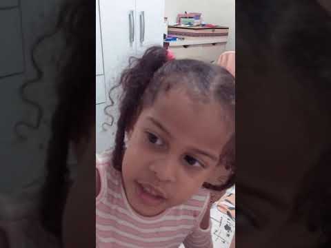 Valentina pedindo chocolate