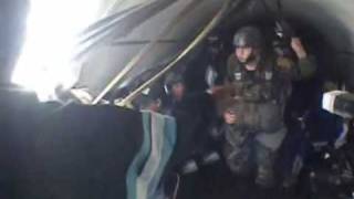 preview picture of video 'Paracaidismo militar en Guatemala: Salto del 05/08/2009'
