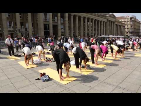 Baden-Württemberg in Balance / Yoga-Flashmob auf dem Stuttgarter Schlossplatz