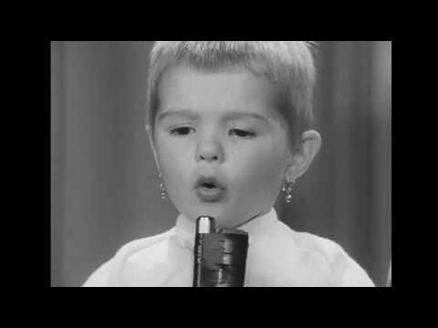 Corrina Konijnenburg bij Dorus op schoot   Poessie Mauw SD, 854x480p