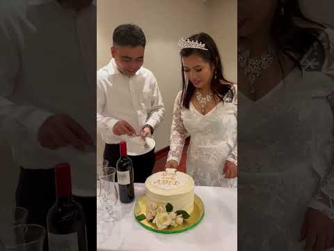 Congrats 🎉 The bride and groom cutting cake 🎂🎂🎂🎂🎂🍾🍾