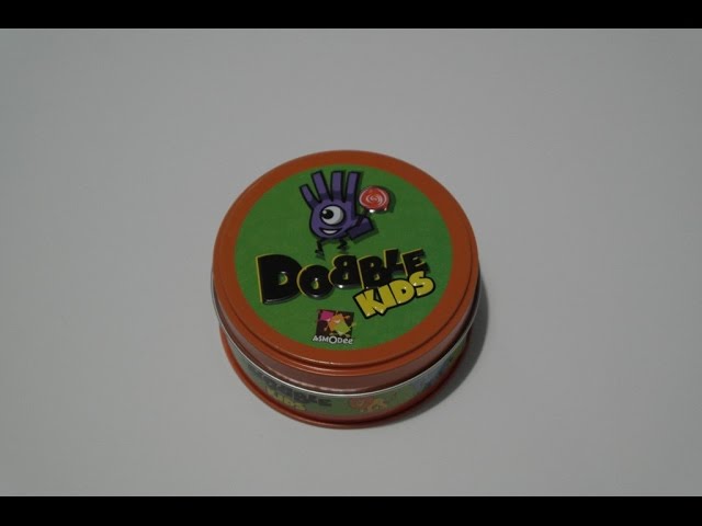 Vídeo relacionado con Asmodee Dobble Kids, Juego de Cartas Infantil de Acción y Reflejos, A Partir de 3 Años, De 2 a 8 Jugadores, 15 Minutos por Partida, En Español