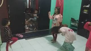 Download lagu Senam bebek uwek uwek mp3 Download lagu Senam bebek uwek uwek mp3