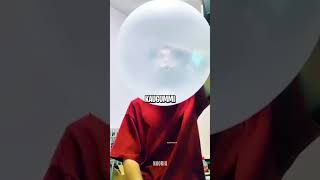 Sein Kaugummiballon hat das Internet geschockt!