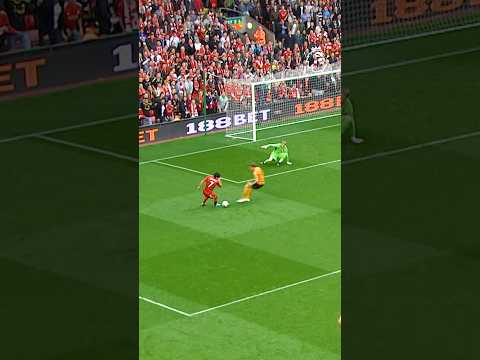 Suarez DANCES with the defenders