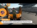 Kinderen rijden in peperdure sportwagens op het circuit