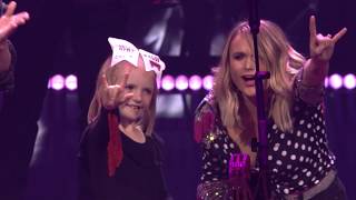 Miranda Lambert brings little girl up onstage during All Kinds of Kinds