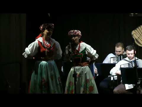 Przy studzience siedziała