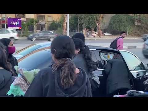 بحضور نهال عنبر .. الحزن يخيم علي الفنانة امل رزق في جنازة والدتها