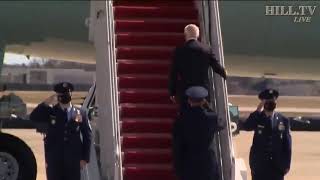Download lagu Biden scivola e cade salendo le scale dell’Air Force One mp3