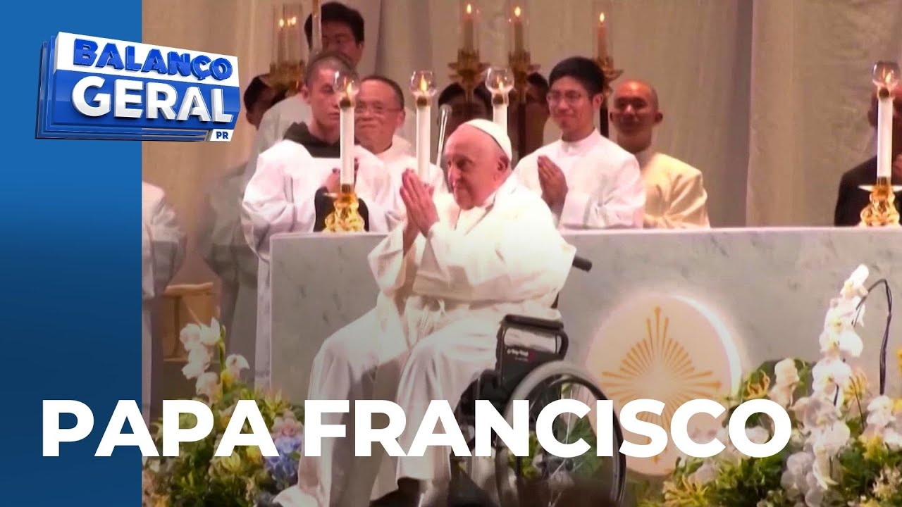 Católicos acompanham homenagem em memória do Papa Francisco, na catedral Metropolitana