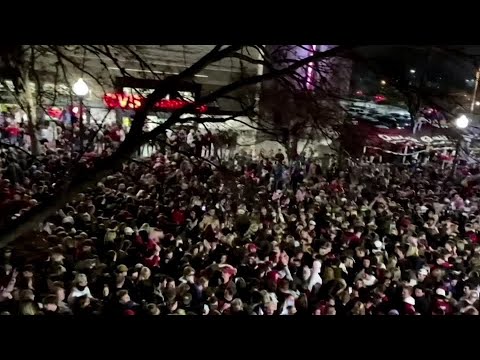 アラバマ州のクリムゾンタイドのサポーターは、街頭に連れて行く (Alabama Crimson Tide supporters take to the streets)
